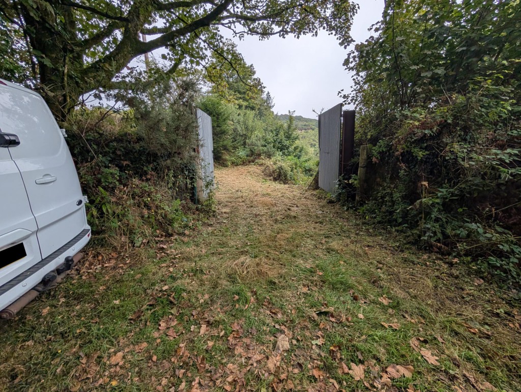 Lot: 106 - FREEHOLD LAND WITH LAKE AND DISUSED BUILDINGS - Access gate